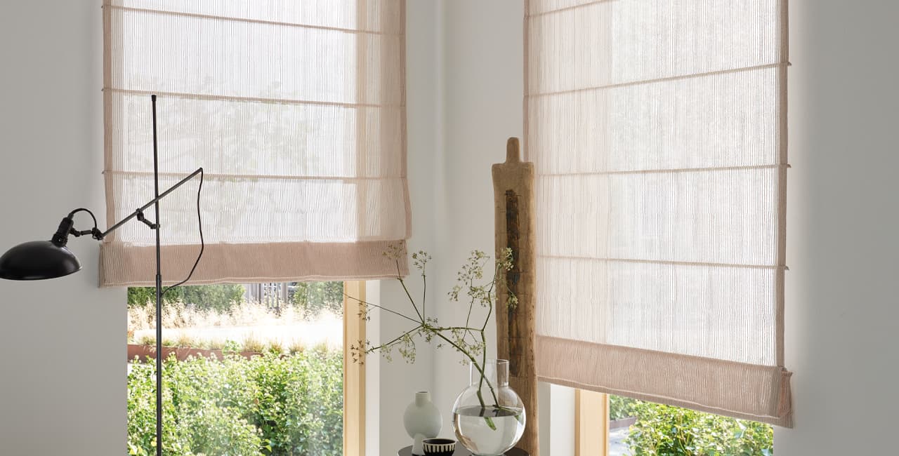 Faltrollo Cozy Line in beige mit einer schwarzen Stehlampe davor