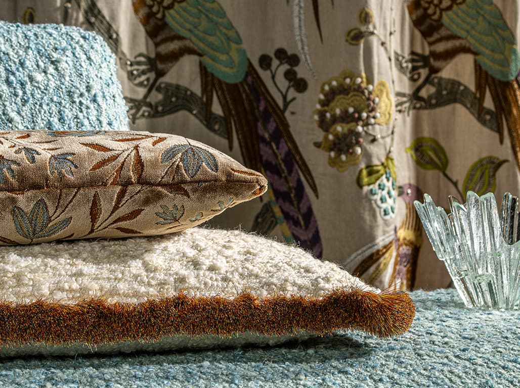 Beige Kissen auf grünem Sessel