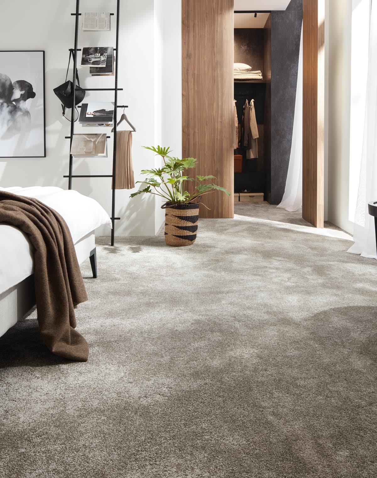 Grauer Teppich im Schlafzimmer