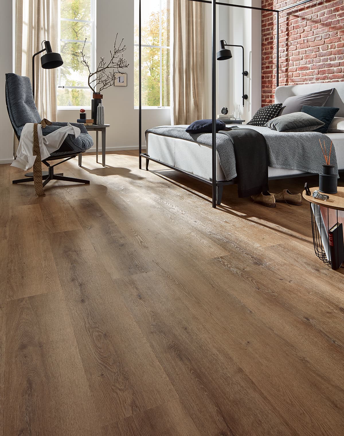 Schlafzimmer mit braunem Designboden in Holzoptik