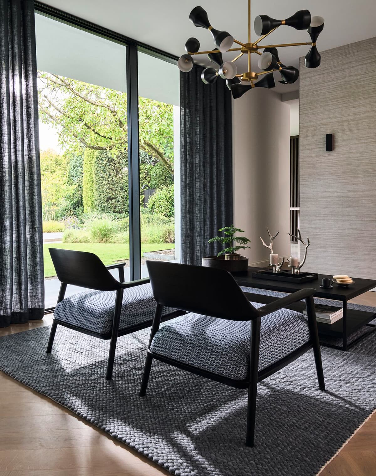 Eine Raumsituation mit zwei Stühlen in einem Wohnzimmer.