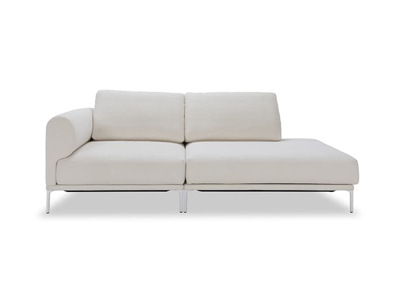 Freisteller eines weißen Sofas mit nur einer Armlehne und zwei Sitzflächen.