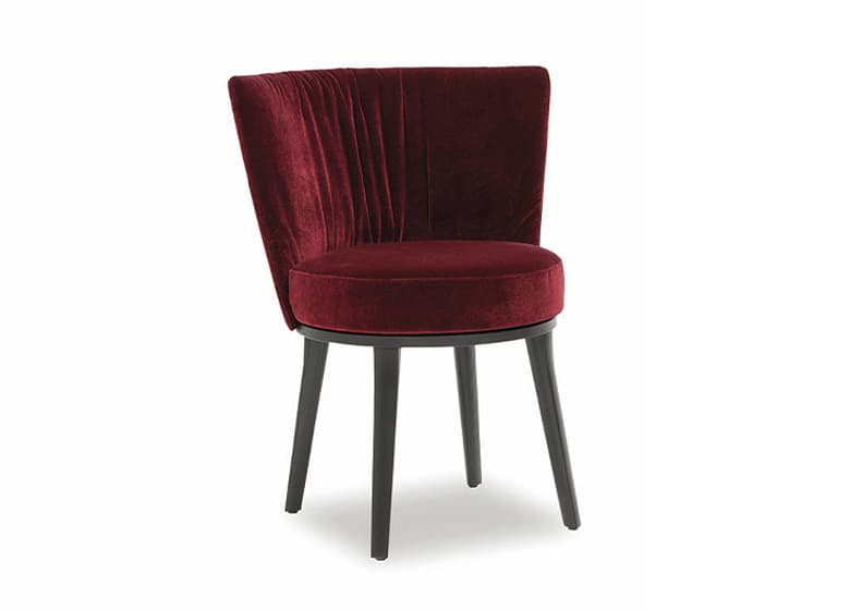 Freisteller eines roten Stuhls mit Holzfüßen