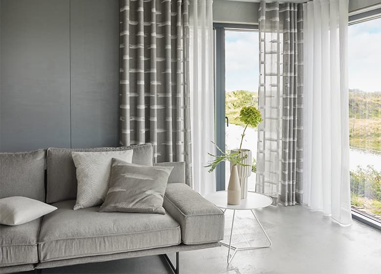 Weiße und graue Möbelstoffe im Wohnzimmer