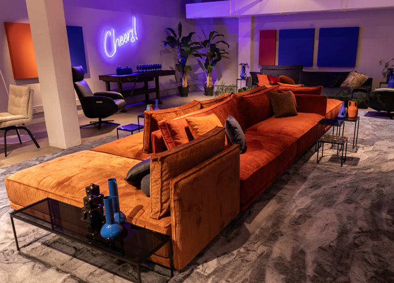 Möbel Showroom mit groem roten Sofa