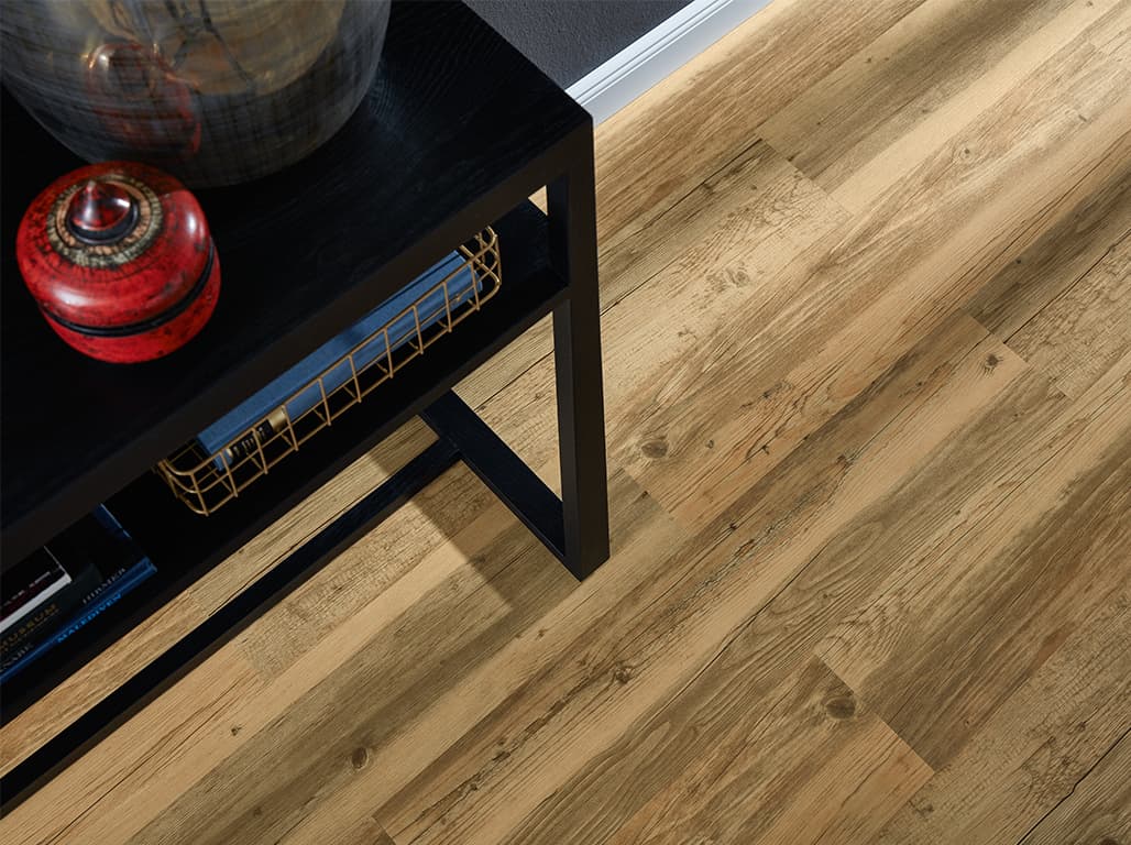 Vinylboden in Holzoptik mit Schreibtisch