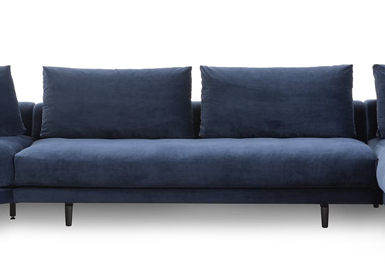 Frontalaufnahme eines blauen SOfas mit zwei Rückenkissen und einer großen Sitzfläche.