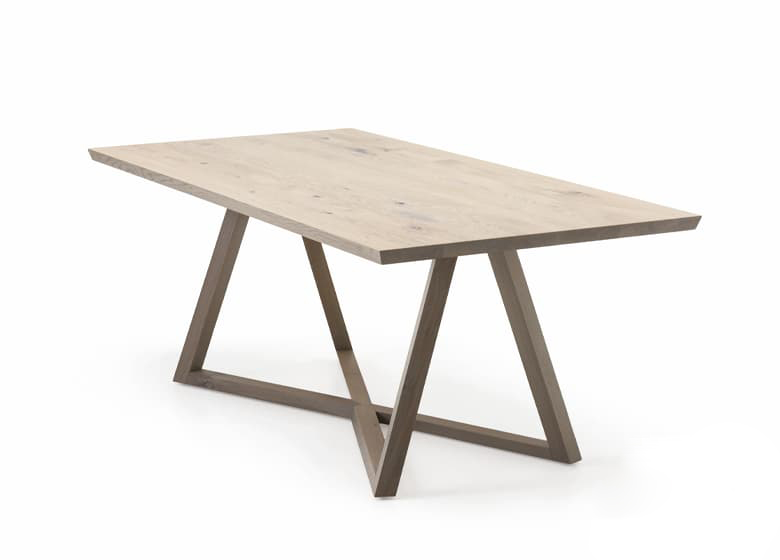 Freisteller eines Holztischs mit kreuzenden Tischbeinen