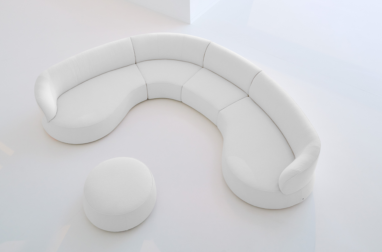 Weißes Sofa in organischer Form