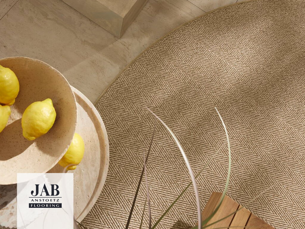 beiger Teppich mit robuster Qualität für den Innen- und Außenbereich. Aus recycelten Fasern