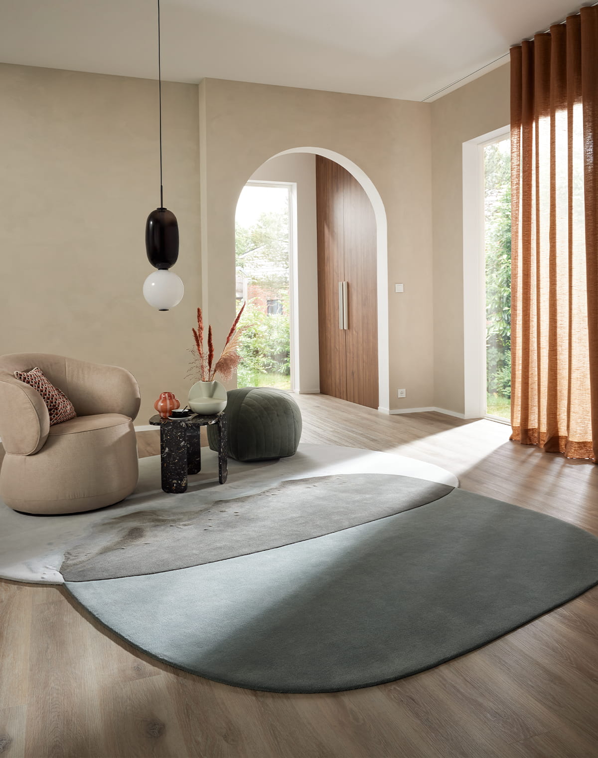 Wohnzimmer mit blauen Teppich