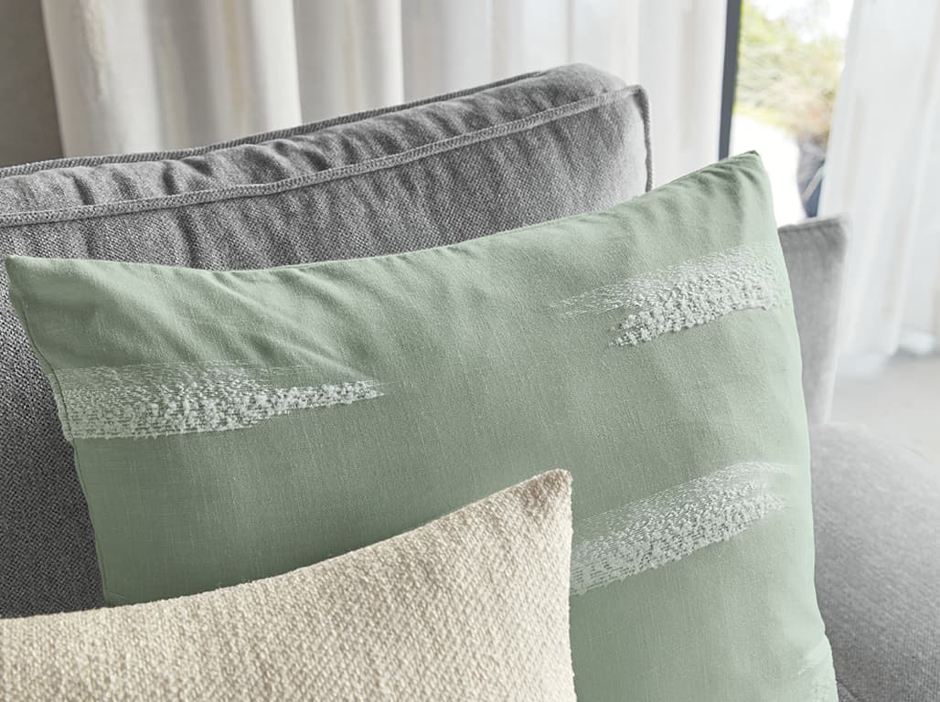 3 Kissen auf einer Couch