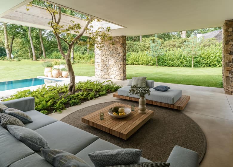 Outdoor Lounge am Pool mit rundem Teppich