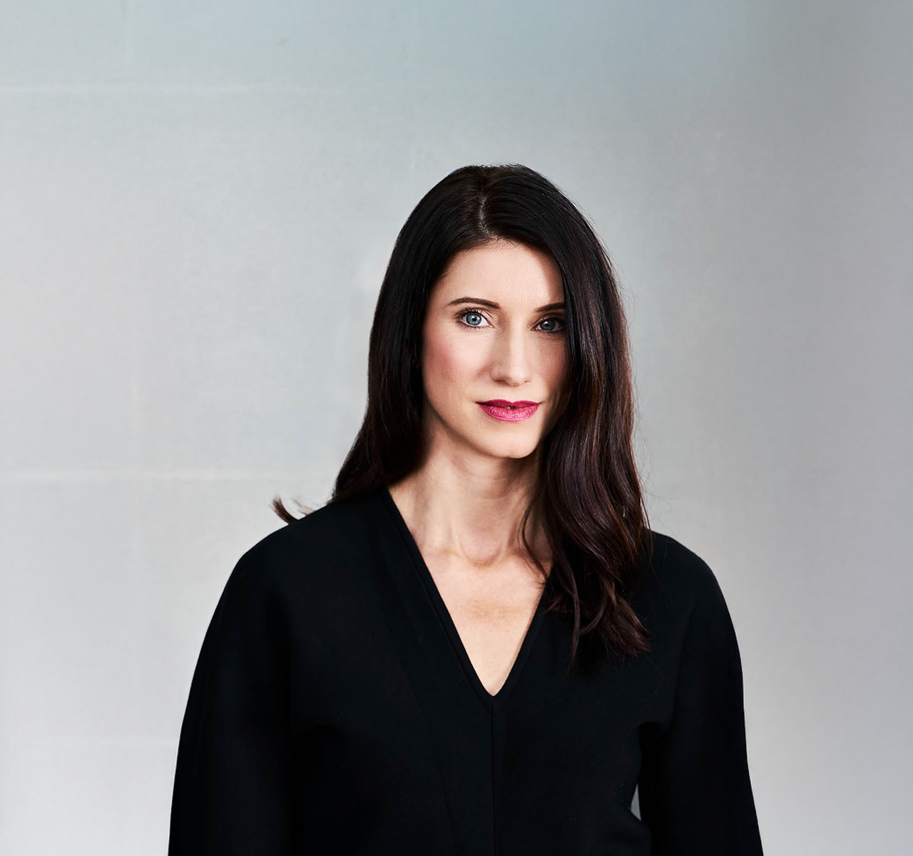Lucie Koldova vor einem weißen Kreis