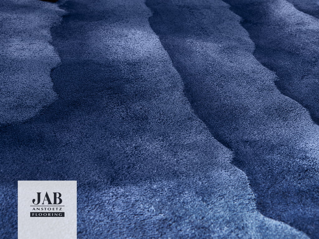Blauer Teppich mit Moiré-Muster