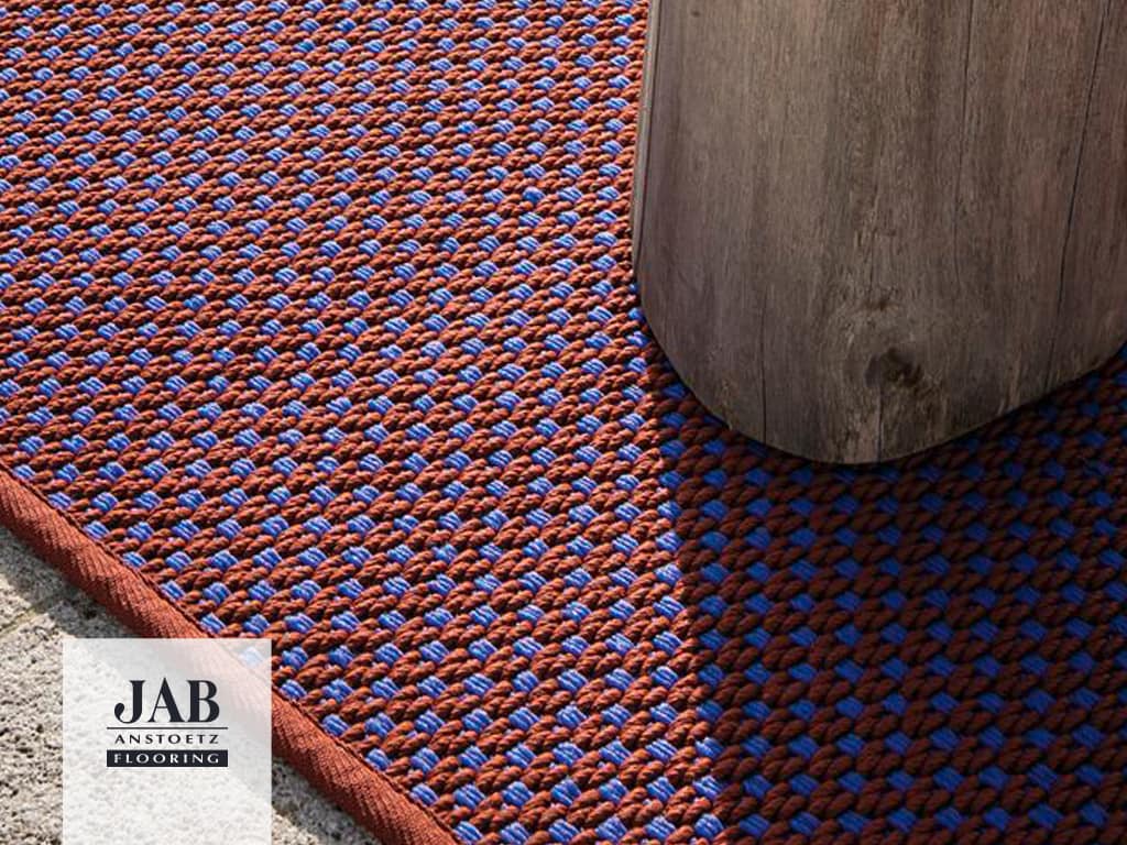 Handgewebter Outdoorteppich in Rot und Blau