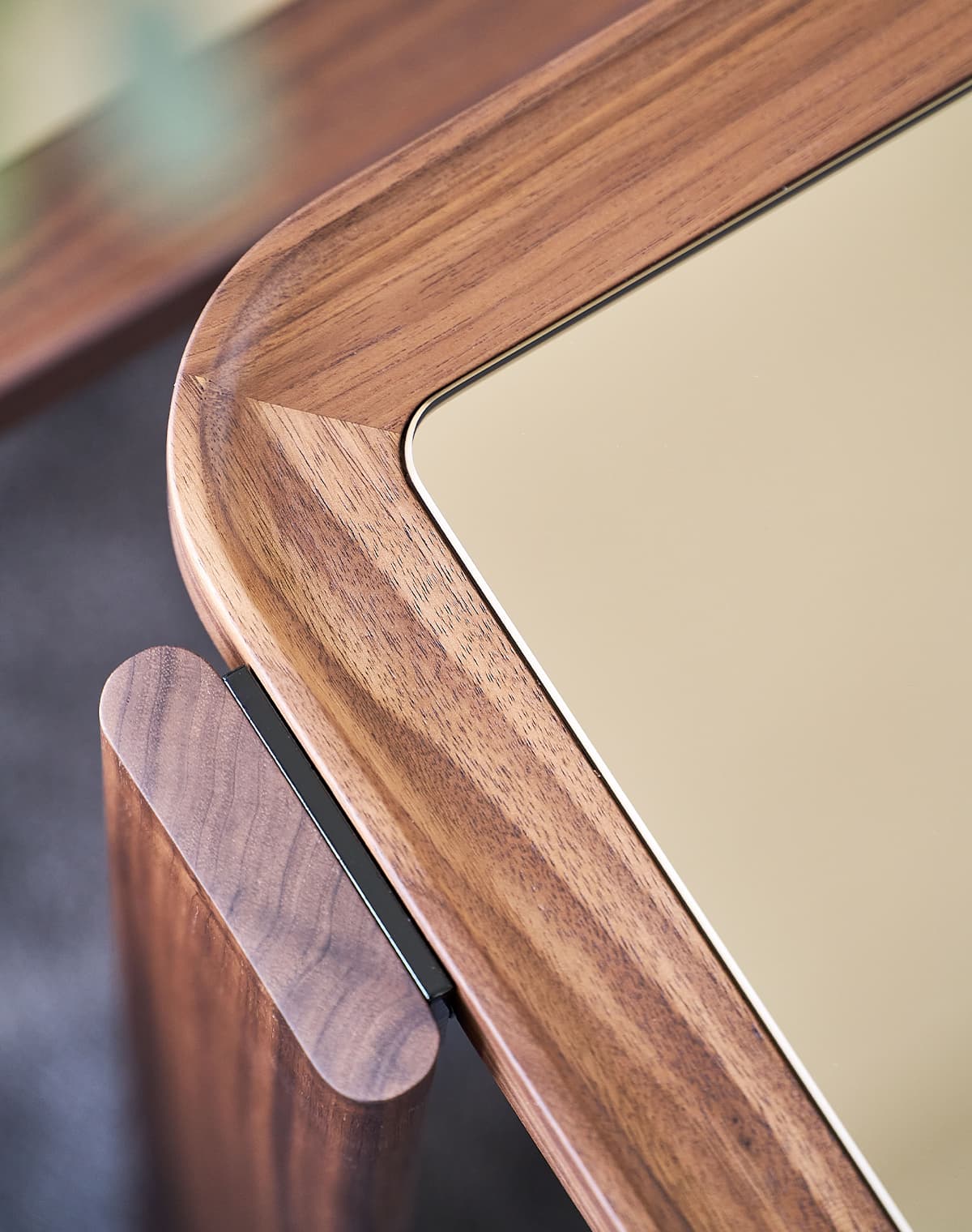 Nachaufnahe einer Tisch-Ecke aus Holz und Glas