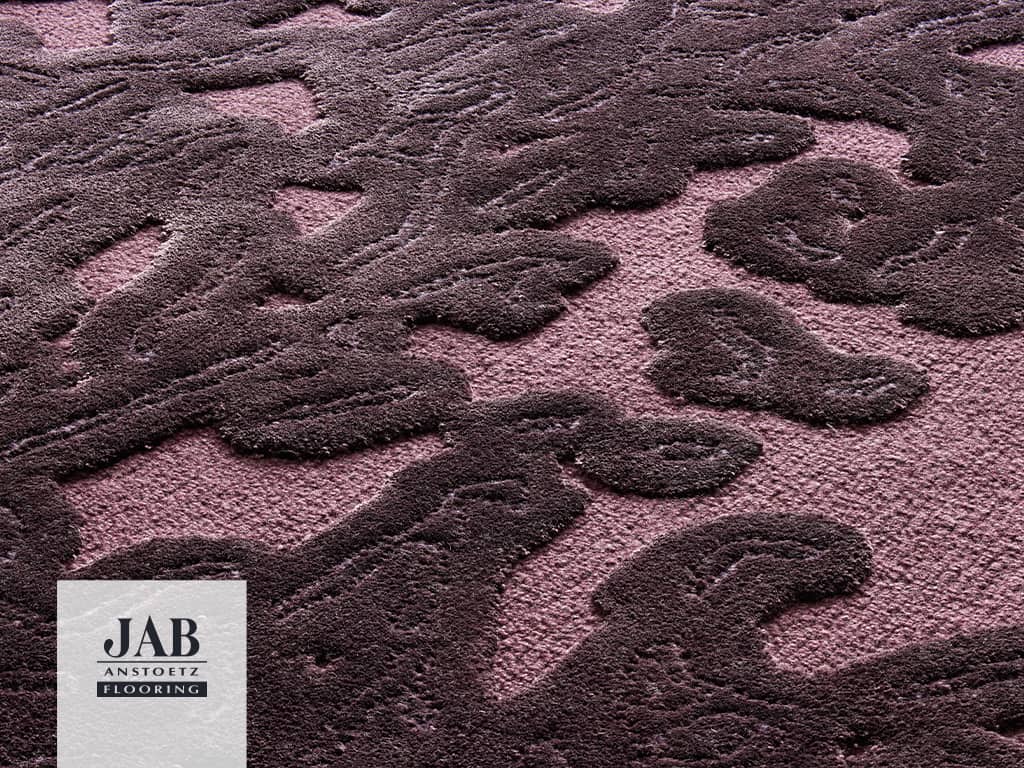 pupur Teppich mit detailreichen Materialkontrasten wie Matt- Glan und Hoch- Tief