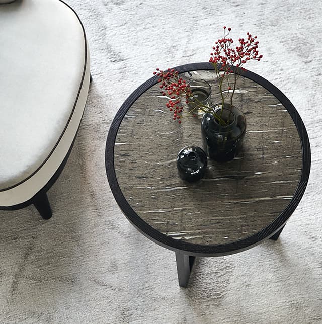 Couchtisch mit Platte aus Holz und einem Gestell aus schwarzem Holz