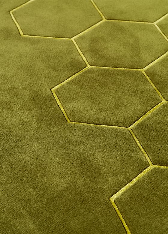 Grüner Teppich im Hexagonmuster