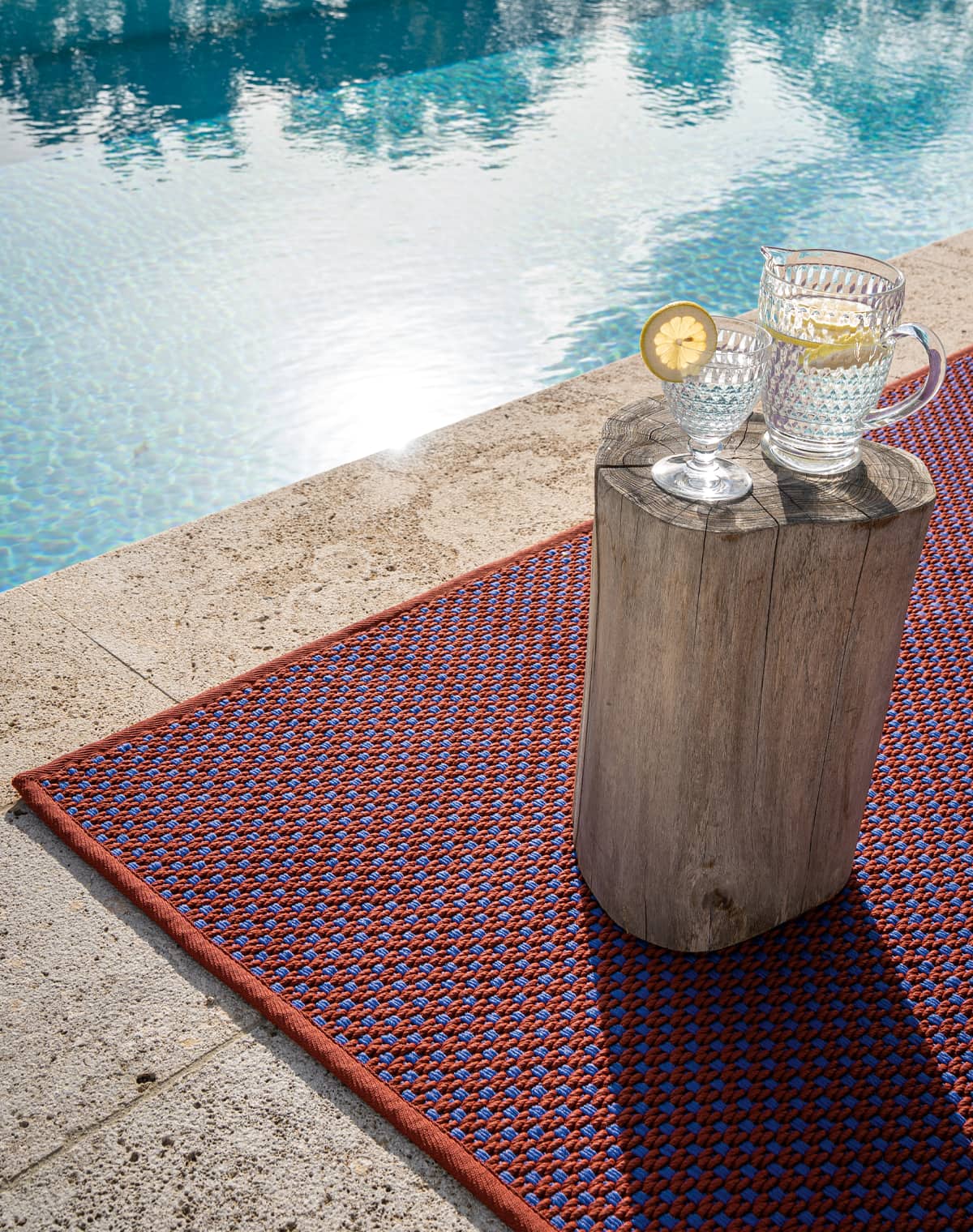 Outdoor Teppich orange, blau am Pool Detailbild