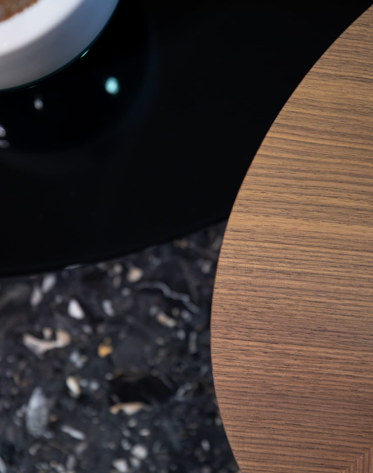 Detailaufnahme Couch- und Beistelltisch Kelly in Holz und Terrazzo Portoro