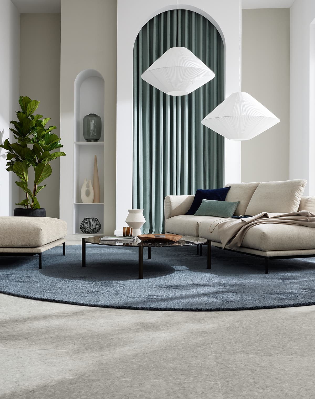 Wohnzimmer mit Vinylboden in Steinoptik.