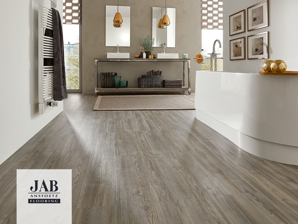 Vinylboden verlegt in beige grauer Holzoptik
